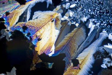 Soot particles and microcrystals in polarized light