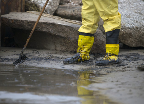 kirby-barge-texas-city-y-cleanup-worker-oily-rake-beach-3.24.14_coast-guard_472